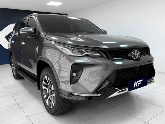 TOYOTA HILUX SW4 2.8 D-4D TURBO DIESEL SRX PLATINUM 7L 4X4 AUTOMÁTICO TOYOTA HILUX SW4 2.8 D-4D TURBO DIESEL SRX PLATINUM 7L 4X4 AUTOMÁTICO